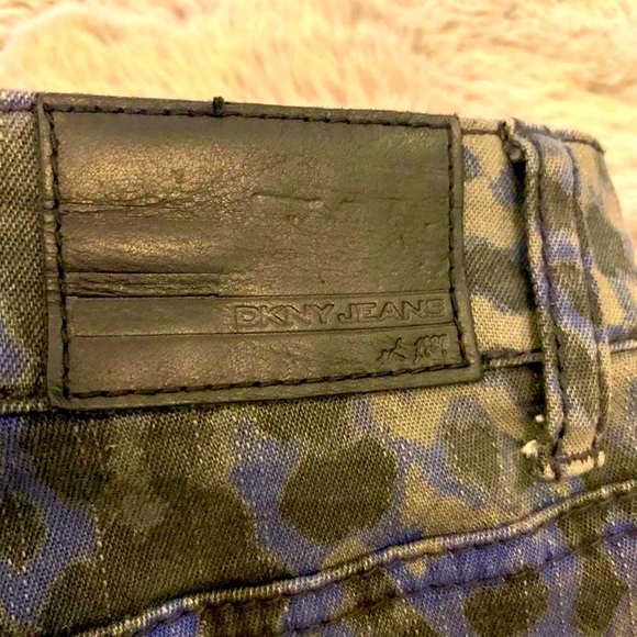 DKNY ANIMAL PRINT JEANS - Picture 3 of 8